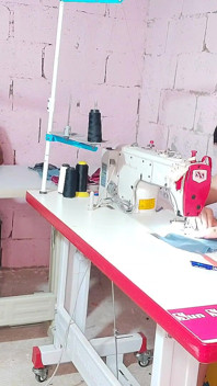 Si cewek nakal seamstresses dan pelanggan yang beruntung