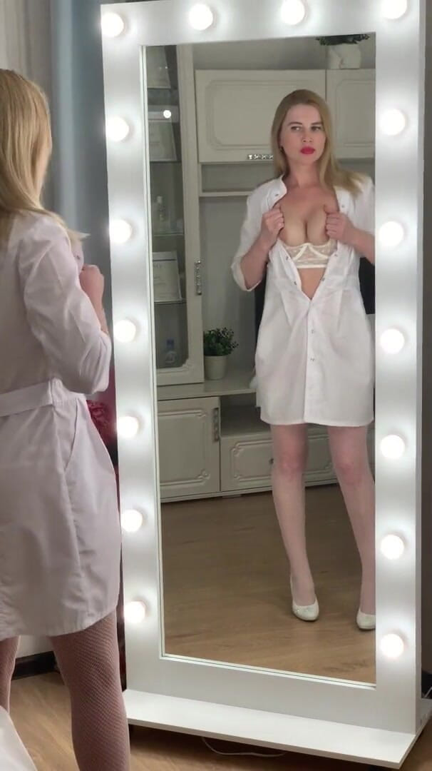 SugarNadya: Mestre waxer masturba sua buceta seduzindo seu cliente
