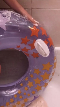 Badezimmer mit aufblasbarem badering