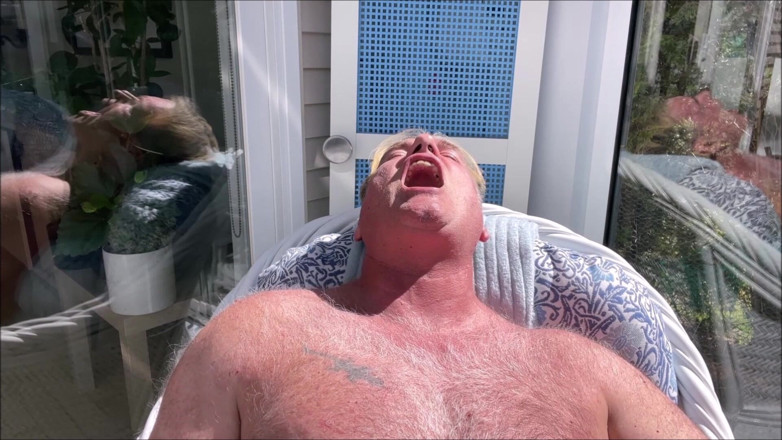 Dom Rod: Hunk padrasto urso nu tomando banho de sol em Venranda 2