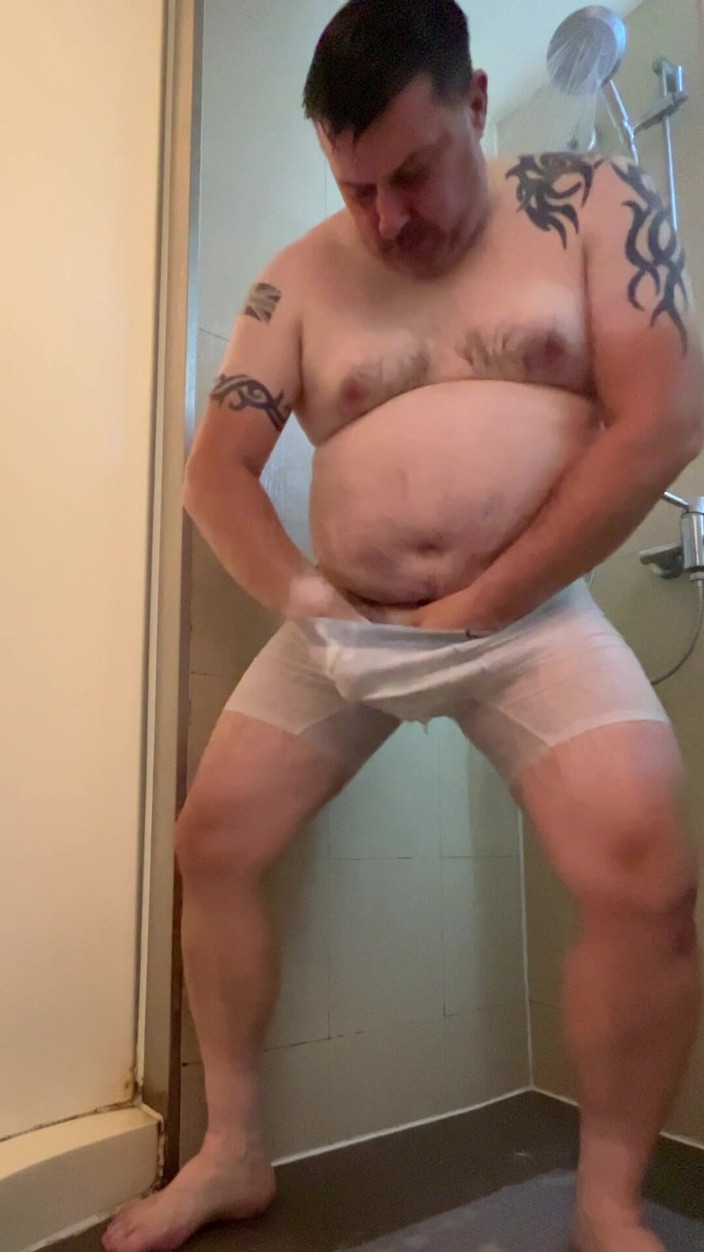 uktattooedchub74: Vêtements blancs mouillés douche une