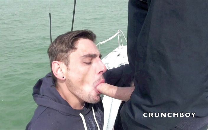 Crunch Boy: Amaainzg sexhib 与 Nick 和 Fabien 在船上的 sexa 发生性关系