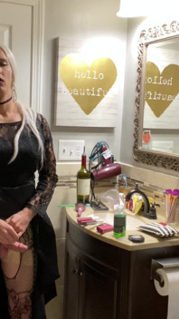 Emo Crossdresser zakłada buttplug i szarpie się