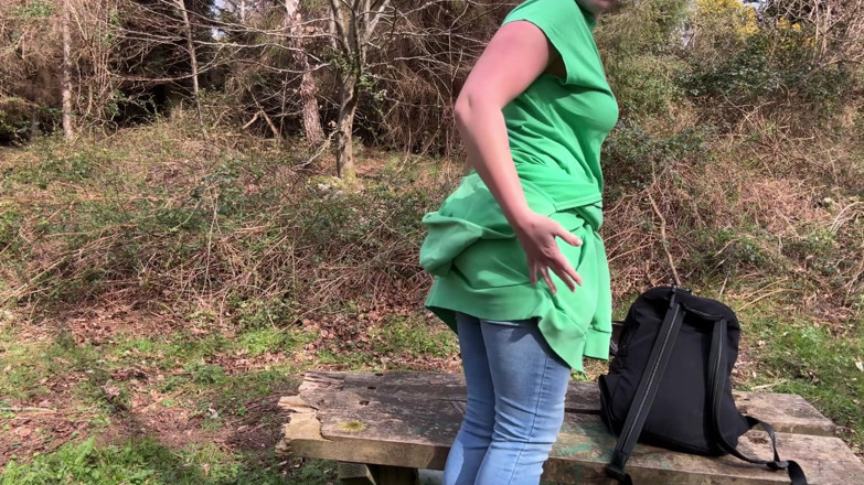 Emma Voyeur: Verzweifelte Nasse Jeans Im Freien Auf Dem Öffentlichen Weg