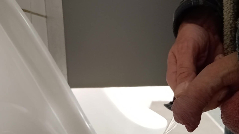 Rockardglans: Rockardglans services pissing and cumming