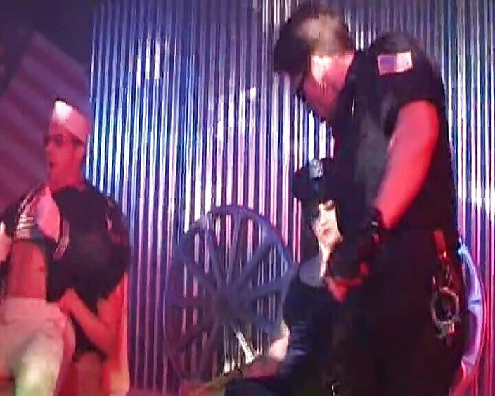 Filles Francaises: 两个丰满的小妞和两个坚硬的鸡巴在惊人的法国群交