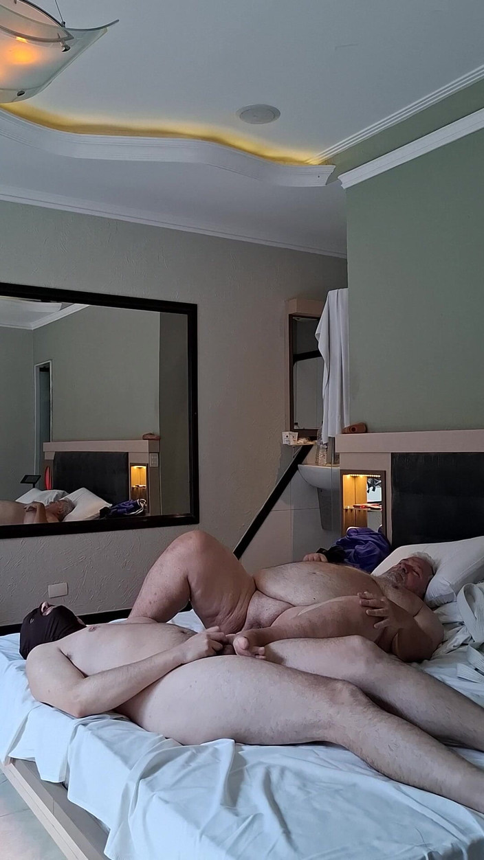 Combat and fetish: 큰 자지를 빨아주기 위해 빨아주기