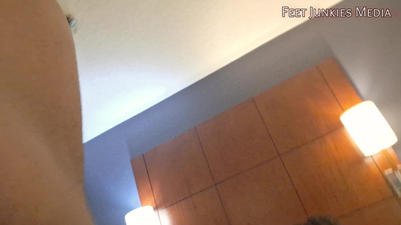 Foot Patrol: Nikki, toejob juteux, caresses à l’heure du coucher