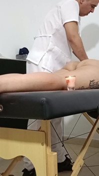 Massage avec bougie chaude et huile