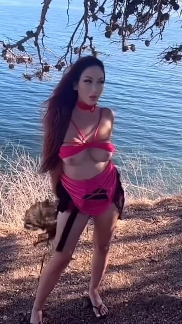 Artemisia Love: Artemisia adoră să fie sexy în aer liber lângă Ocean și să-și...