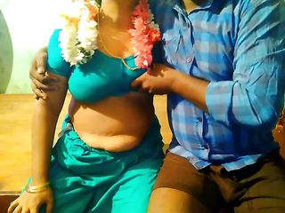 Priyanka priya: Tamil Jasmine Flower tante drukt op grote borsten
