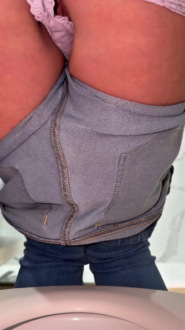Emma Voyeur: Orta yaşlı seksi kadın tuvalette işiyor derlemesi