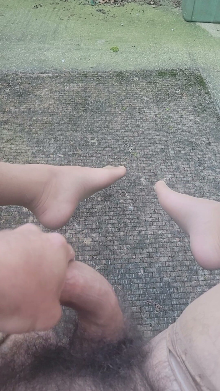 Feet Lover: Naylon çorapla açık havada sert boşalıyor
