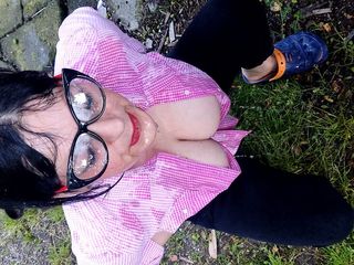 Toilet Mommy: 给漂亮的黑发女郎撒尿