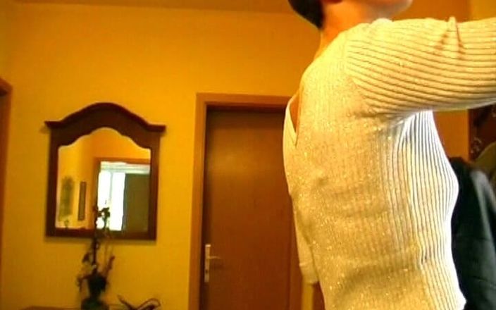 German Amateur Videos: Une bae amateur d’Allemagne prend une douche en collants