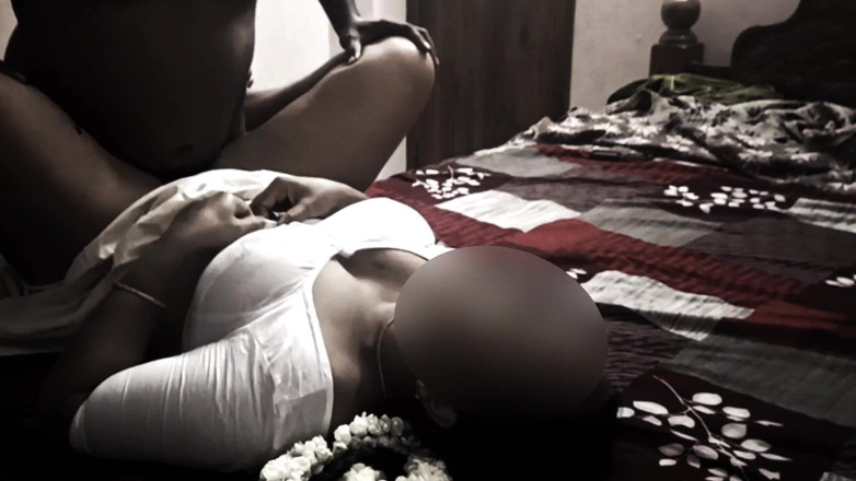 Black & white desicat: Une femme mallu sexy dans un chemisier blanc se fait...
