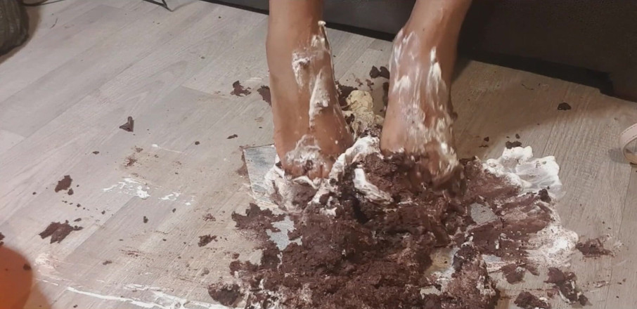 Simp to my ebony feet: Целый шоколадный торт, притоп ступнями