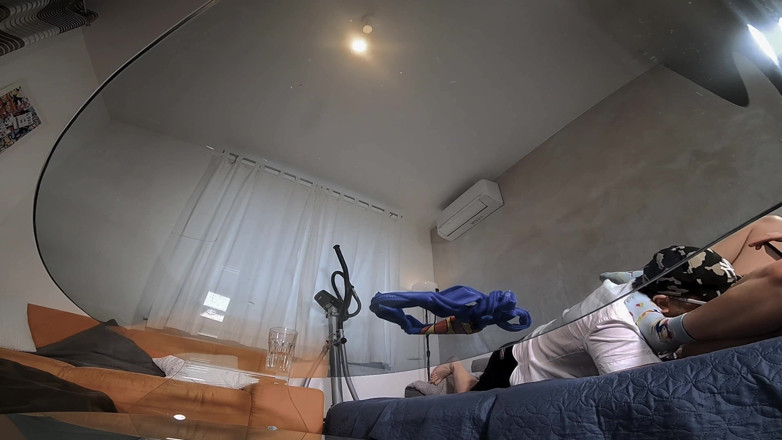 DedeDeville: Een klasgenoot kwam naar mijn kamer om les te geven....