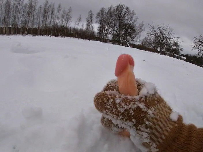 Hera Harding: Cold Handjob in the Alps
