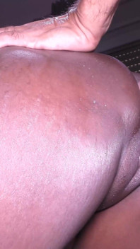Pantat bahenol gadis perawan ini dientot habis-habisan sama kontol besar pria kulit putih sampai matanya merem melek