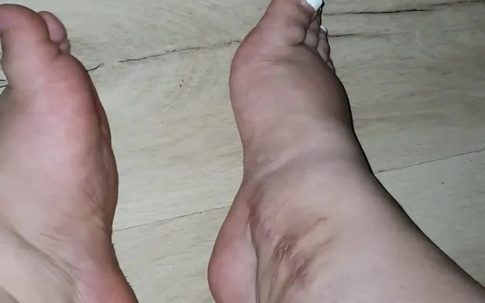 LoraBbw: Midnight Feet Showing off!!