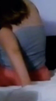 Istri muda dengan memek sempit lagi asik foreplay memek sempitnya. Pusi zagrevanje stenje