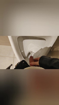 Tânăr băiat alb slab se amestecă cu pișat