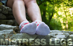 Mistress Legs: Paní škádlí nohy v bílých ponožkách venku v lese