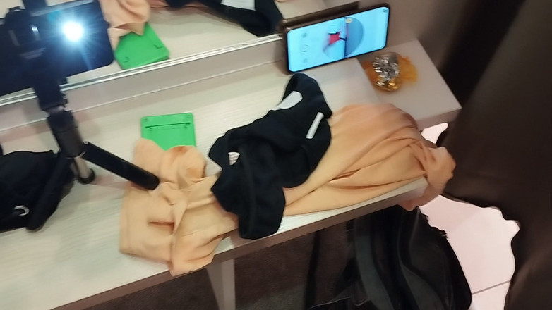 Amateur_MS: Brunetă sexy probează haine în camera de probă. Mă uit la...
