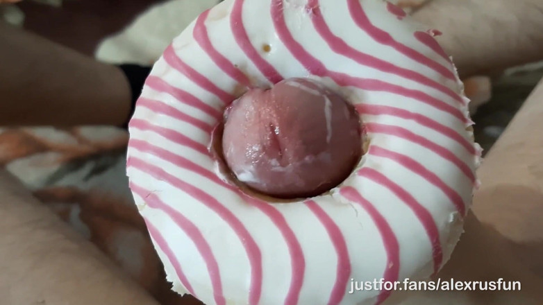 AlexRusFun: Geile magere tiener neukt een donut met een grote lul