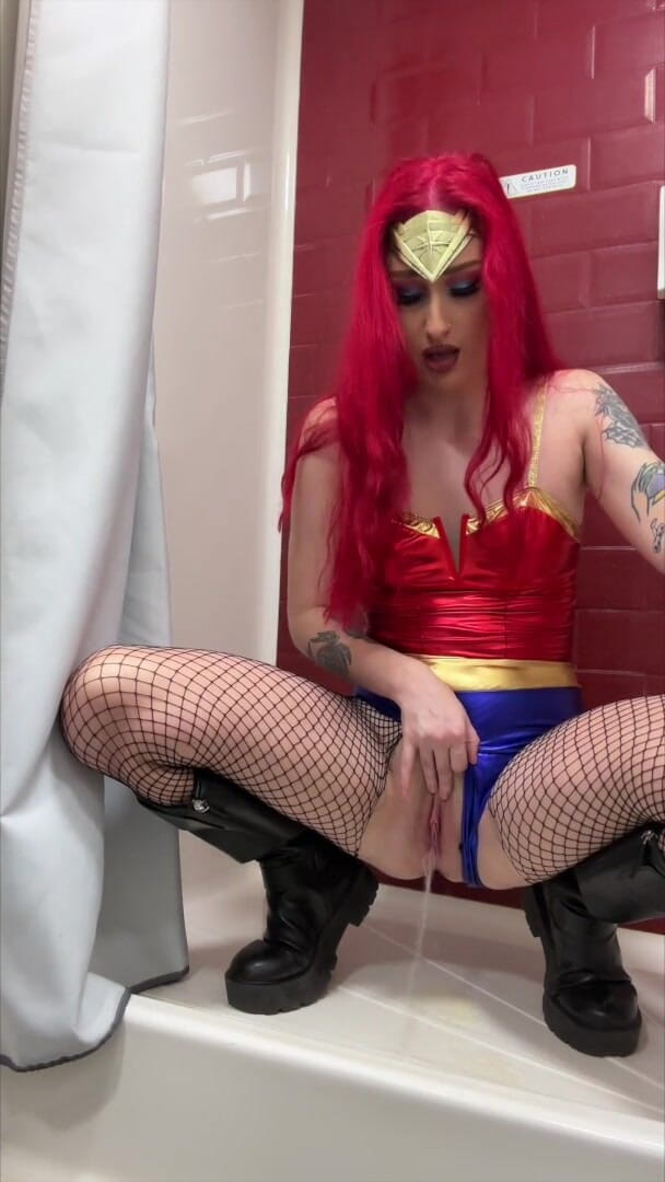Gigi Rouge: Wonder Woman Kencing dan Orgasme