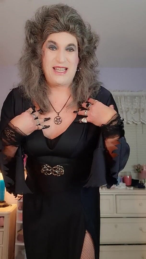 Victoria Lecherri: Šťastný Halloween od hraběnky Viktorie Královna damned!