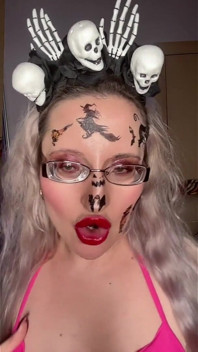 Sissy geeft je slipje over en de kost is van deze brilgodin van Findom Goaldigger