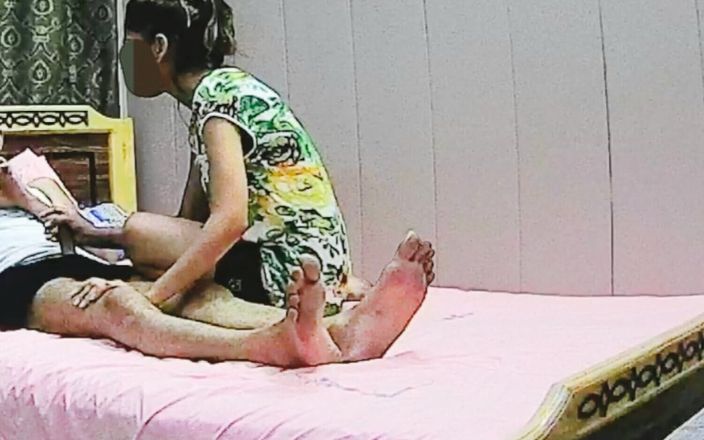 Indian Blowjob: Üvey kız kardeş genç kızın gizli bir ilişkisi var