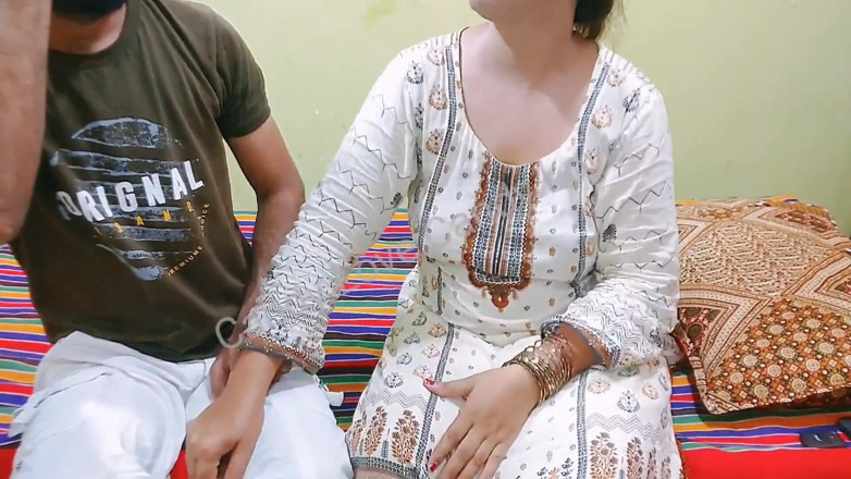 Pakistani CoupleX: 완벽한 둥근 엉덩이 힌디어 오디오에서 따먹히는 새엄마
