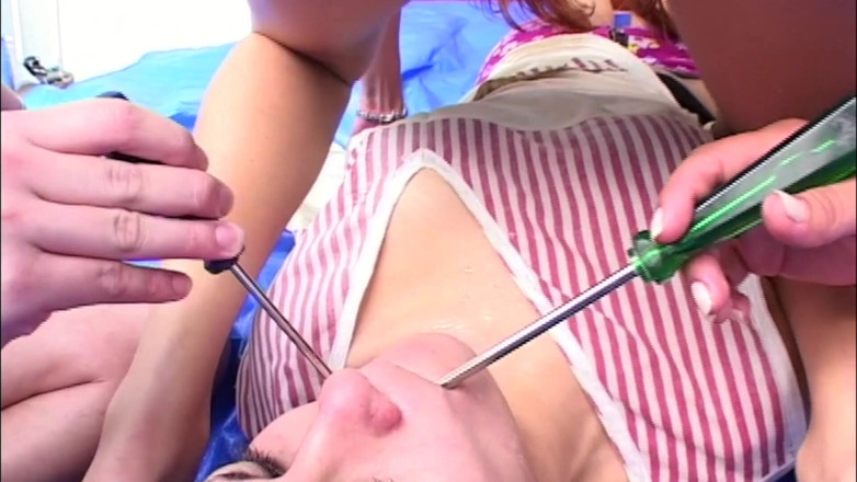 All about pee: 小便トリプルガールズリットルのおしっこを飲み込む