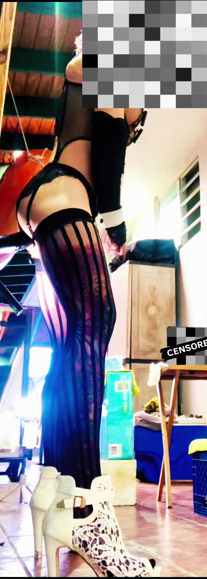 Benito414: Sexy transgender zwarte netkousen die anale dildo berijdt aan de...