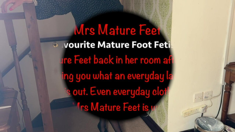 Mr MF: Doamna matură cu picioarele în fiecare zi, hainele se dezbracă 469