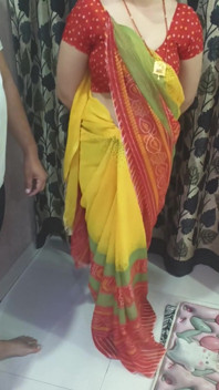 भाभी ने शॉवर ठीक करने के लिए पड़ोसी को फोन किया और चुदाई हुई