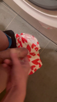 Młody 19yo Perv Boy spuszcza się na świeżą bieliznę i wkłada ją z powrotem do pralki