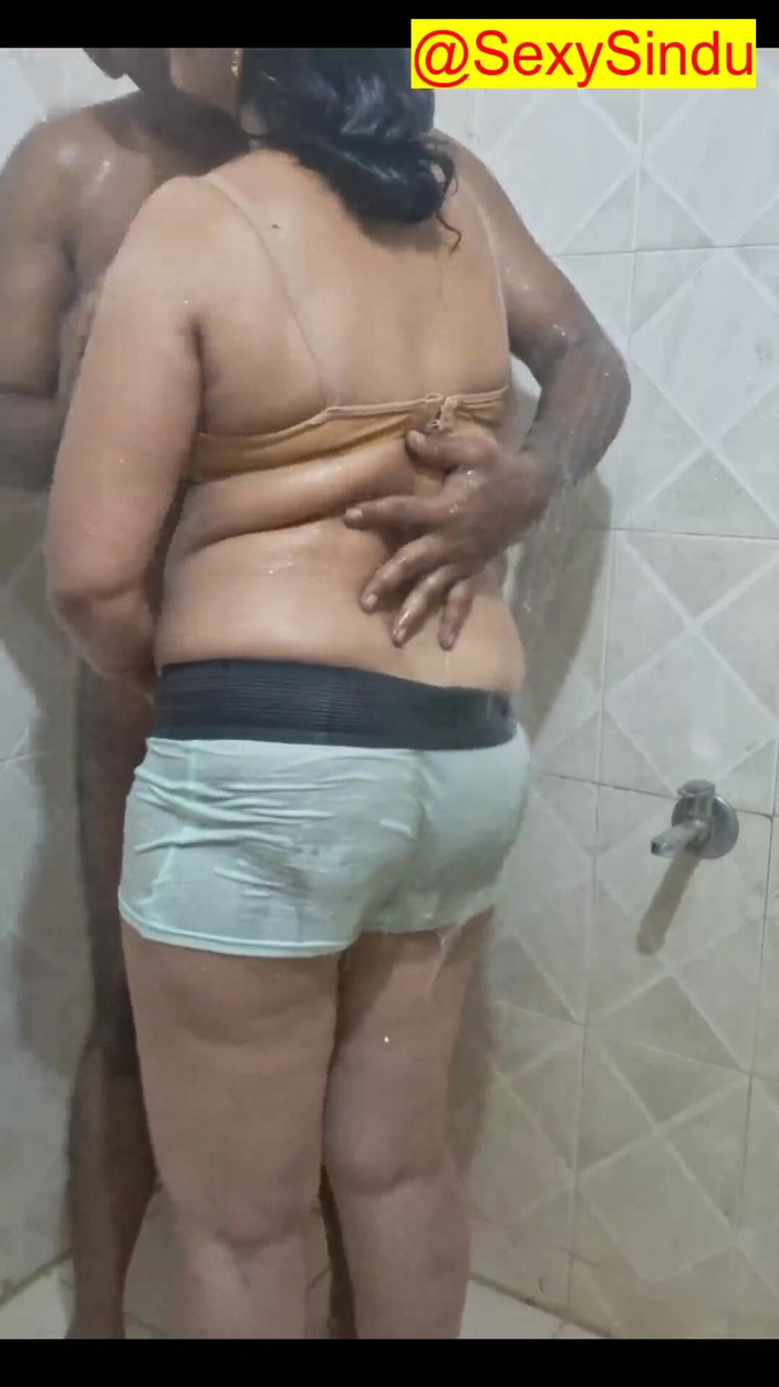 Sexy sindu: คู่รักแช่บ่อน้ำร้อนจูบกันอย่างเงี่ยน