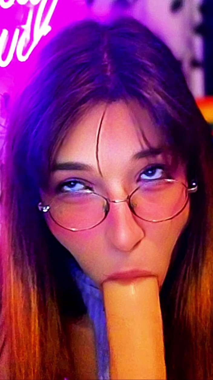 Bella Roar: Gadis trans toket besar adalah pelacur haus kontol asli