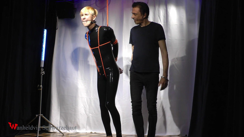 Wanheldvig: Куклу Nicky в латексе заткнули рот кляпом во рту и веревкой