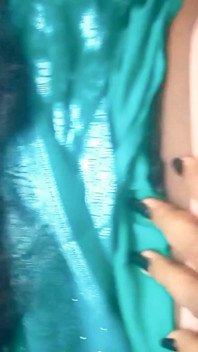 Esposa india Renu follada rápida en perrito por vecino padrastro mientras mi marido en el baño