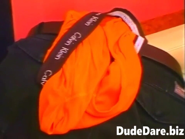 DudeDare: Anh chàng hói đầu khoe năng lượng thổi kèn của mình...