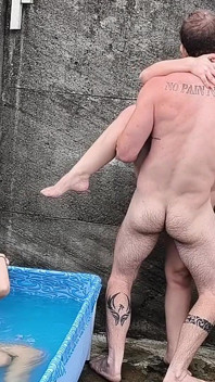 キャンディ・クッシュと義理の妹フォン・ポイズンは、フォンの巨根ボーイフレンドに小さなケツの穴を犯された