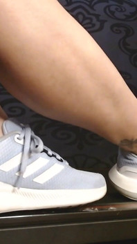 Blue Adidas Sneakers berjalan