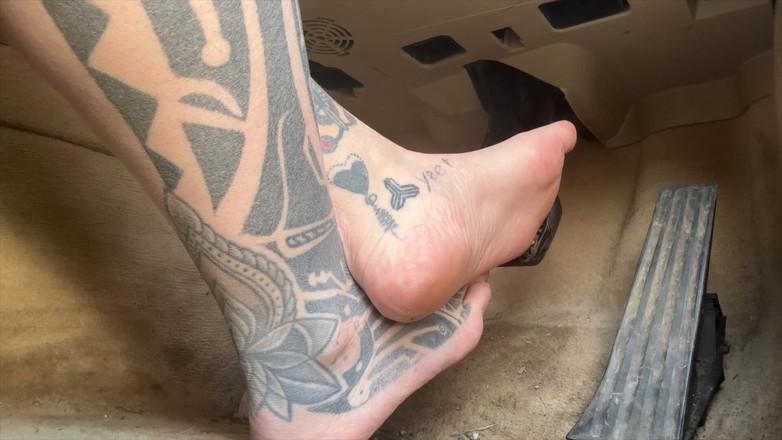 Miss Valentina: Conducând desculță