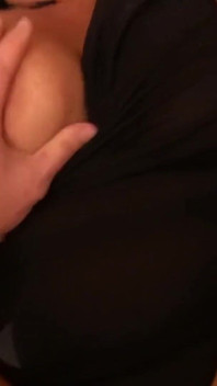 È così sexy che non potevo dire di no. Tacchi alti e calze sul divano scopano