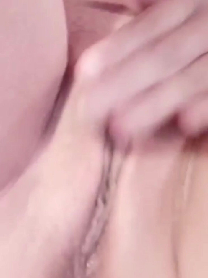 Coupleoffreaks13: 여가 시간에 자위하는 핫한 발정난 엄마